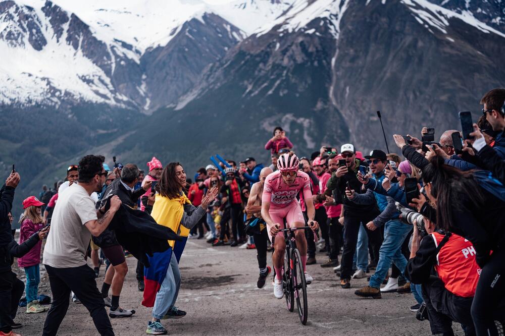 Nakon Tur de Fransa pokorio i Điro: Pogačar tokom jedne od etapa kroz Italiju, Foto: Giro d'Italia/Facebook