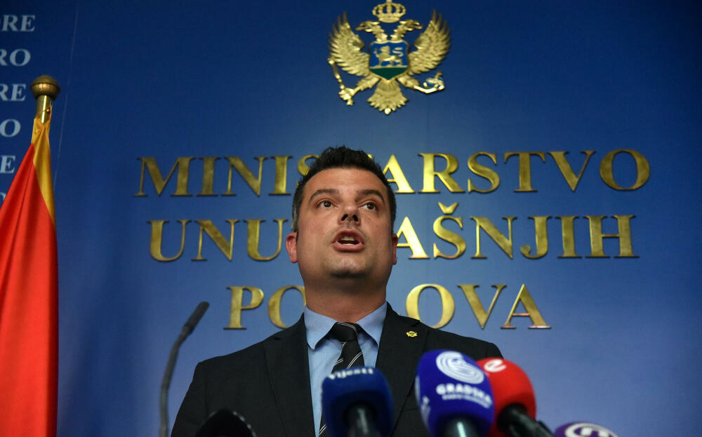 <p>"Građanin Ć. I. je počinio krivično djelo davanje mita. Protiv njega je podnijeta krivična prijava", kazao je sekretar Ministarstva unutrašnjih poslova (MUP) Petar Koprivica na konferenciji za medije</p>