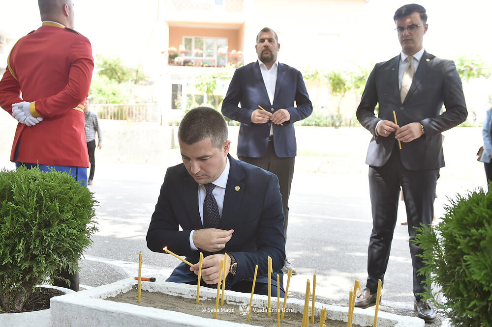 Bečić odaje počast Jovanoviću, Foto: Kabinet potpredsjednika Vlade za bezbjednost, unutrašnju politiku, evropske i vanjske poslove