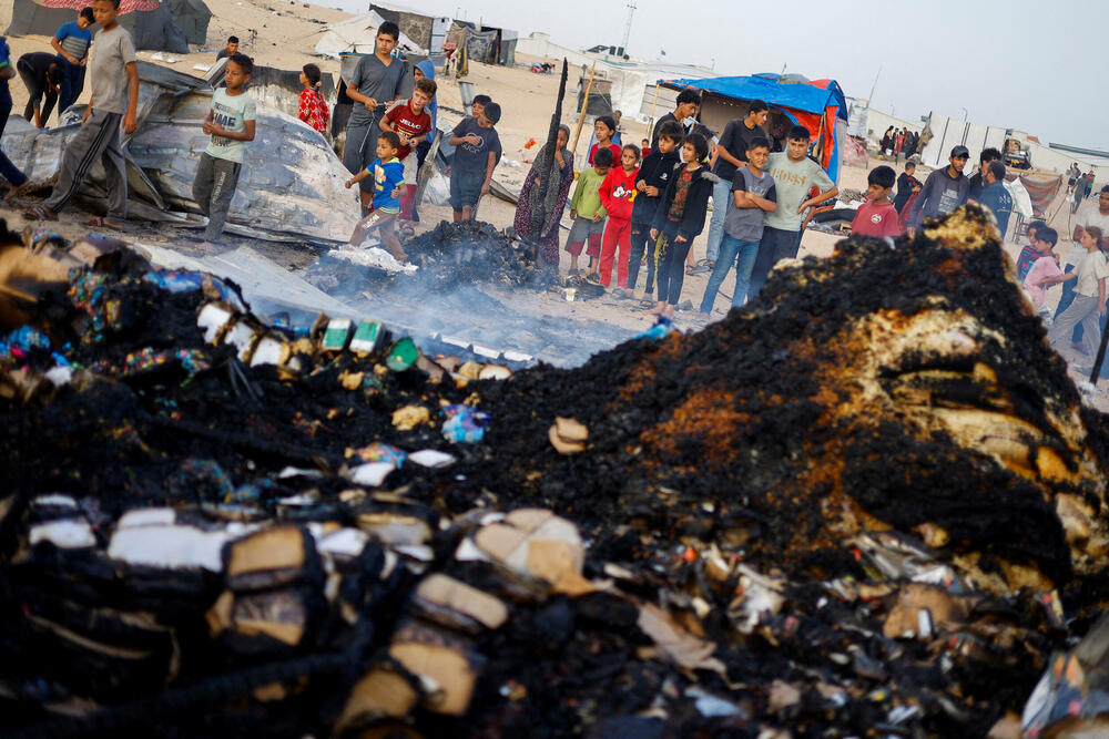Djeca traže hranu među spaljenim ostacima u kampu za raseljene 