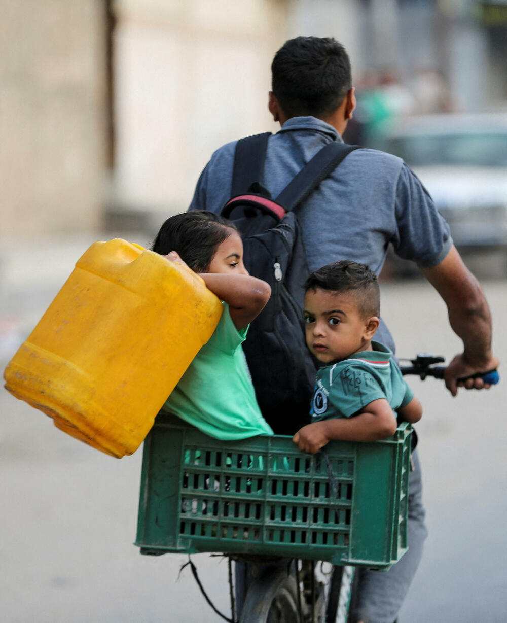 Palestinac sa djecom bježi iz Rafe zbog izraelske vojne operacije u tom gradu