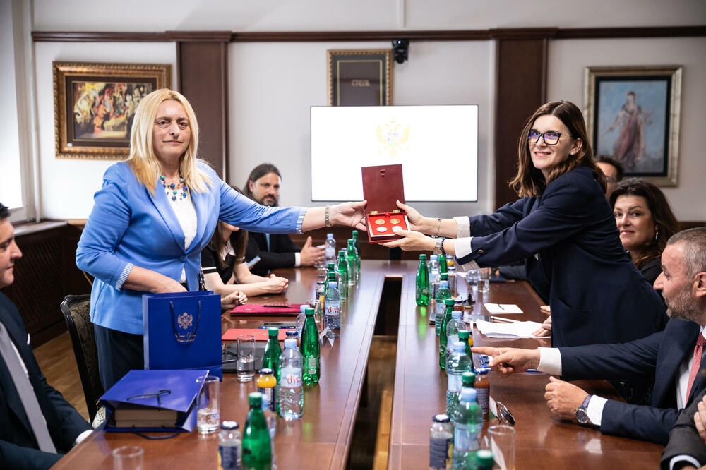 Sa ceremonija predaje investicije: Vučković i Popa, Foto: Vrhovni sud