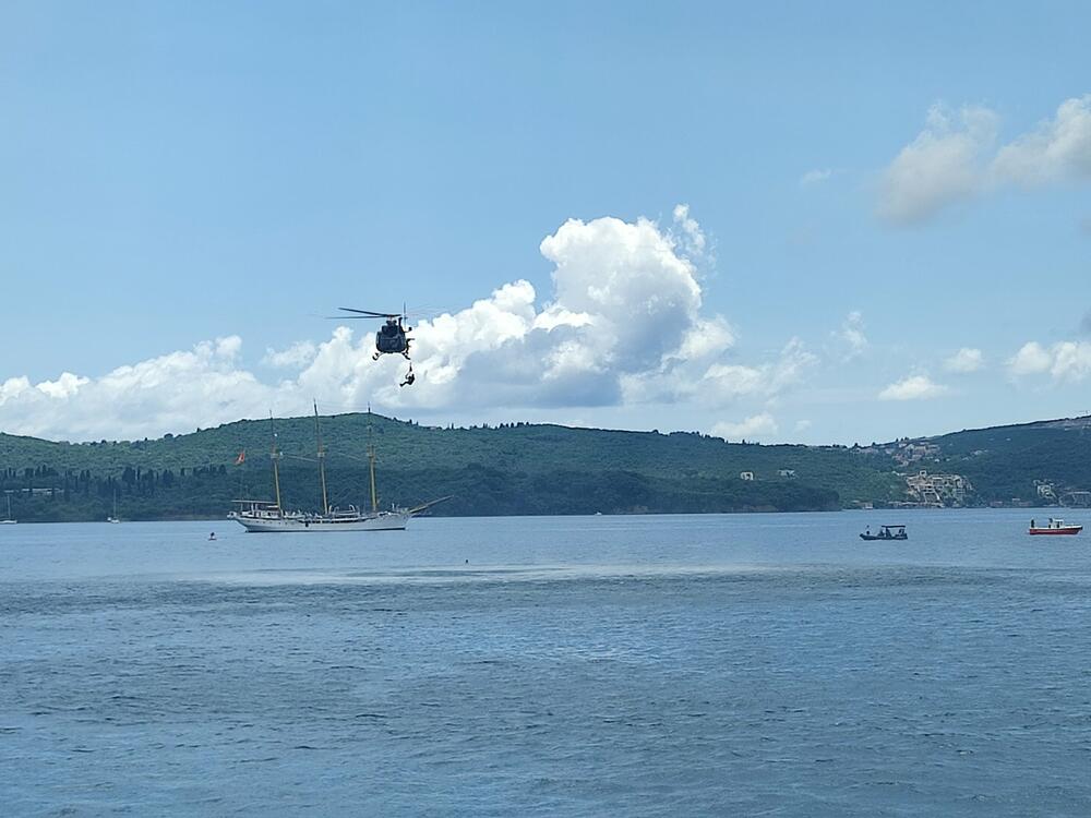 <p>Scenario vježbe podrazumijevao je akciju traganja i spašavanja 60 putnika i posade iz aviona tipa ATR 72, a koji je neposredno nakon polijetanja sa aerodroma Tivat, zbog kvara oba motora, imao prinudno slijetanje na more u zalivu, između ostrva Sveti Marko i gradske rive Pine u Tivtu</p>