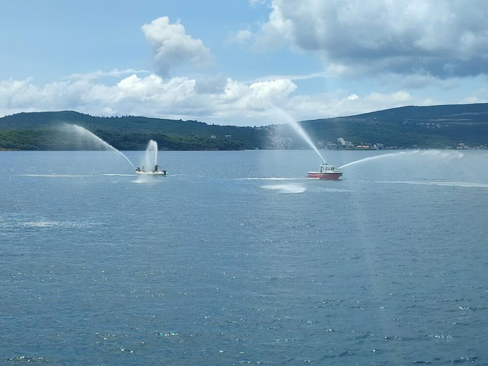 <p>Scenario vježbe podrazumijevao je akciju traganja i spašavanja 60 putnika i posade iz aviona tipa ATR 72, a koji je neposredno nakon polijetanja sa aerodroma Tivat, zbog kvara oba motora, imao prinudno slijetanje na more u zalivu, između ostrva Sveti Marko i gradske rive Pine u Tivtu</p>