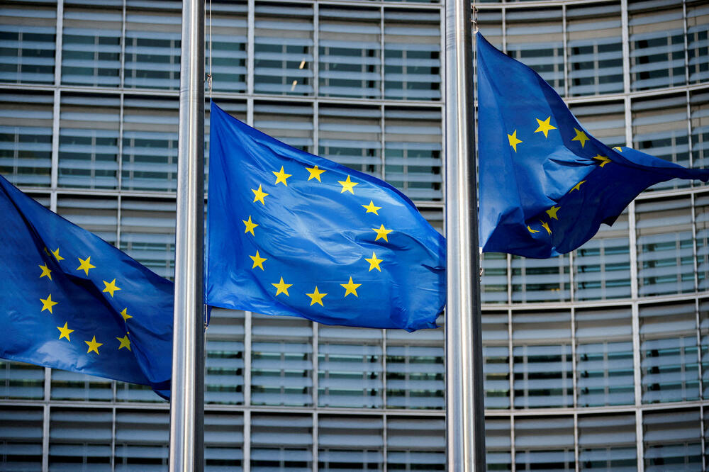 Zastave EU ispred sjedišta EK u Briselu, Foto: Reuters