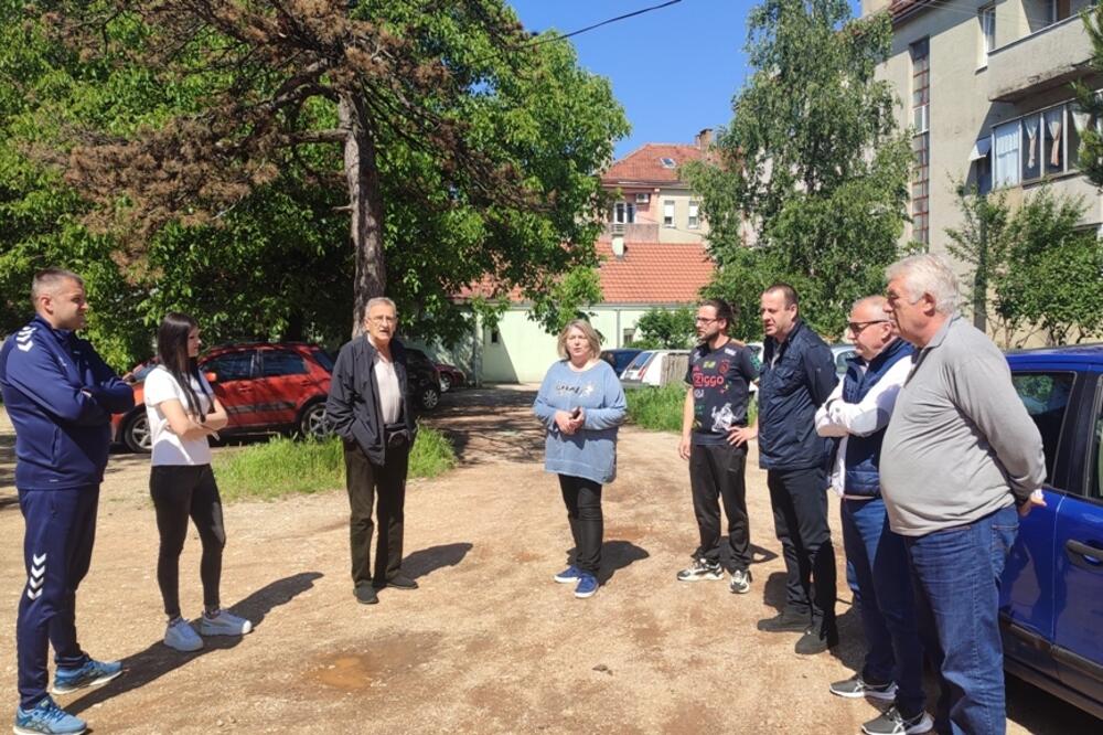 Stanari juče na parkingu, Foto: Svetlana Mandić