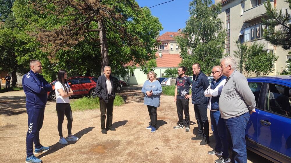 <p>Stanari u centru Nikšića napisane kazne po prijavi komšije, iako tu auta ostavljaju decenijama</p>