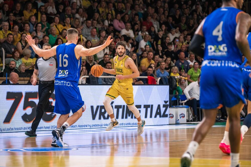 Mašan Vrbica na utakmici u slovačkom šampionatu, Foto: Facebook.com/patriotilevice