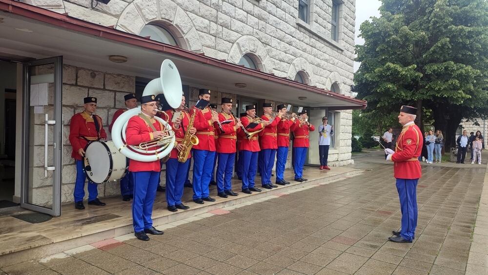 Vojni orkestar na željezničkoj stanici u Nikšiću