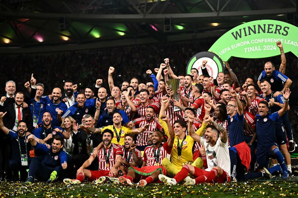 Trofej je konačno stigao u Grčku: Fudbaleri Olimpijakosa sa peharom Lige konferencija, Foto: Reuters