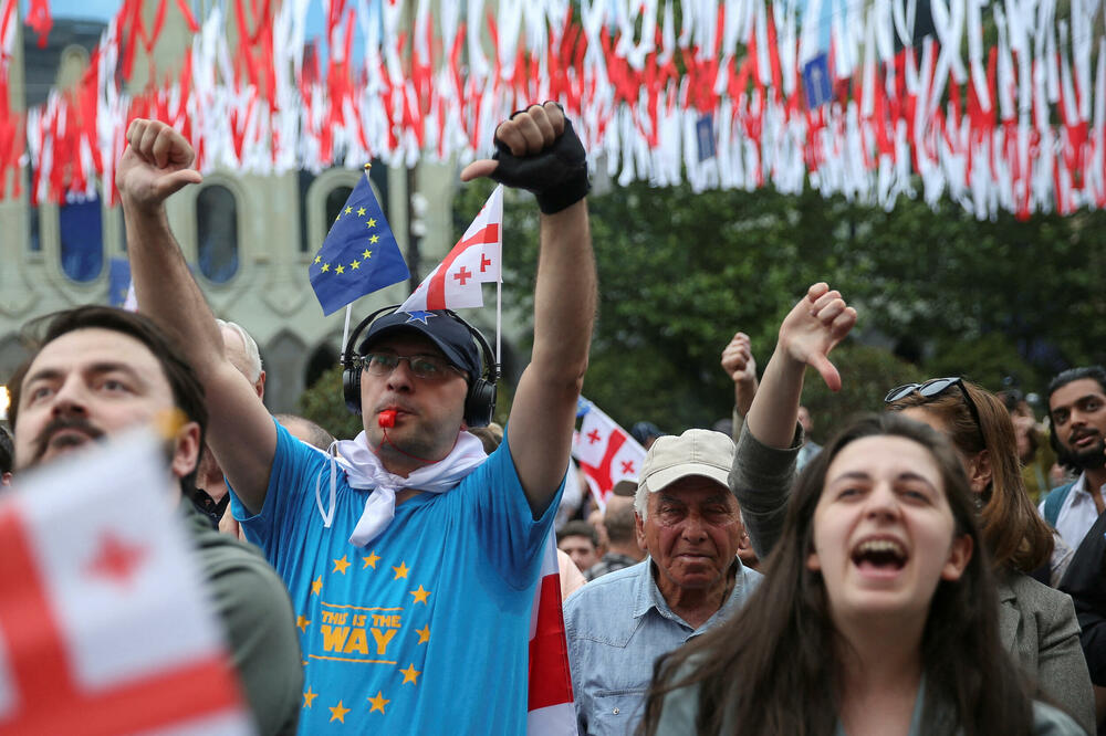 Demonstranti održavaju skup u znak protesta protiv zakona o "stranim agentima", Tbilisi u Gruziji (28.5.2024), Foto: Reuters