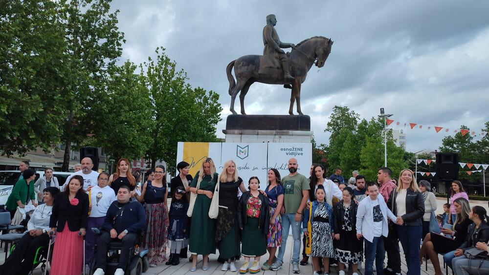 <p>Kreacije ukrasili osmijehom i hrabro prošetali gradskim Trgom</p>