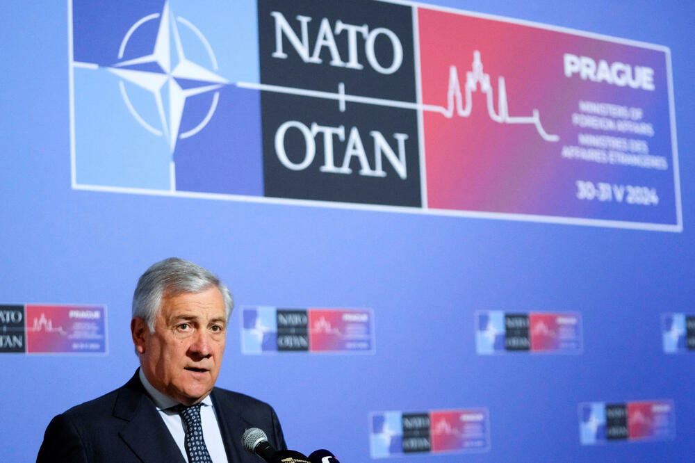 Tajani razgovara sa medijima na dan sastanka ministara spoljnih poslova NATO-a u palati Černin, u Pragu u Češkoj Republici, Foto: Reuters