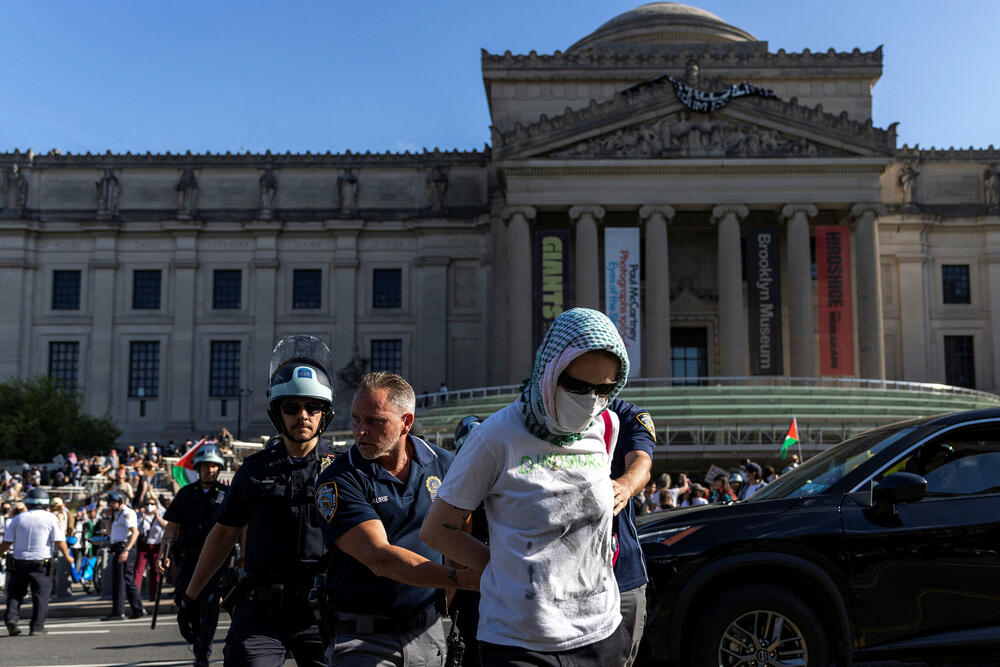 <p>AP javlja da su demonstranti privedeni tokom tuče ispred muzeja, kao i da su neki od njih policajce gađali plastičnim flašama i vrijeđali ih</p>