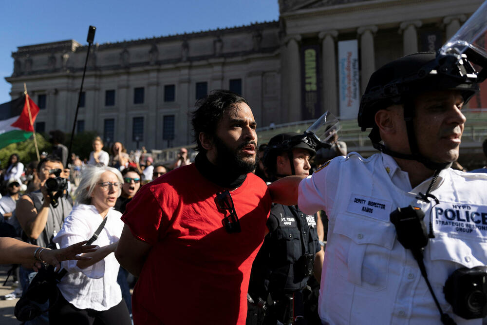 <p>AP javlja da su demonstranti privedeni tokom tuče ispred muzeja, kao i da su neki od njih policajce gađali plastičnim flašama i vrijeđali ih</p>