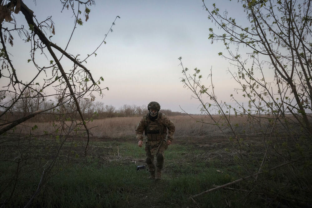 Ukrajinski vojnik u šumi blizu donjeckog fronta, Foto: Reuters