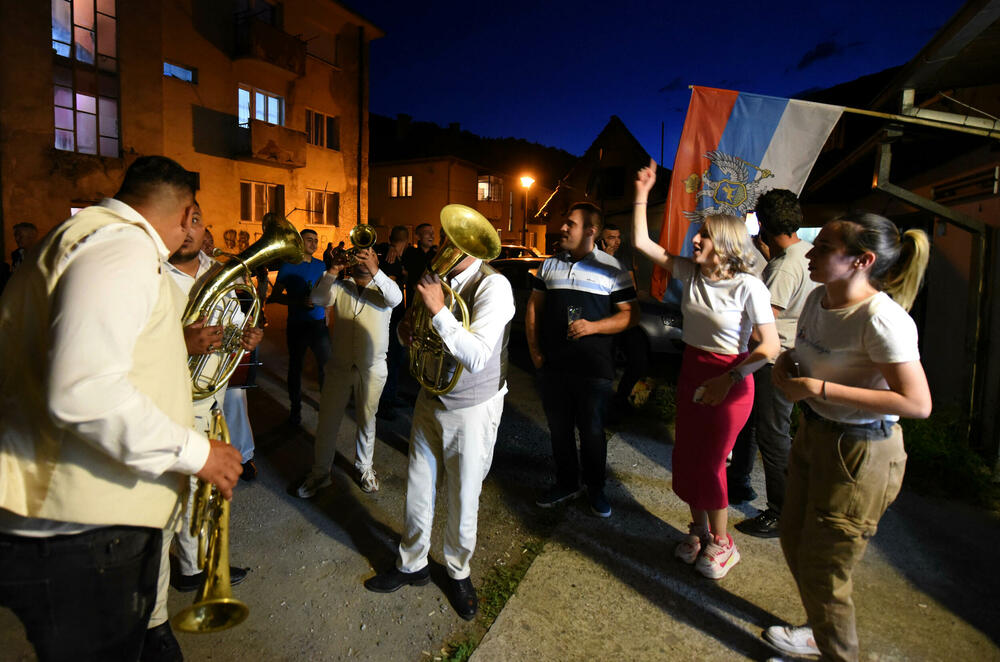 <p>Imaćemo velike uslove, mislimo da ih niko neće ispoštovati, te stoga mislimo da će se održati novi izbori, poručio je nosilac liste "Za budućnost naše djece" Ivan Radojević. Bečić, Joković i Asanović založili se da vlast formira "avgustovska većina", gdje računaju i građanske liste. DPS pao u odnosu na prethodne lokalne izbore 2020, ali porastao u odnosu na parlamentarne, PES osvojio za trećinu manje glasova nego na parlamentarnim</p>