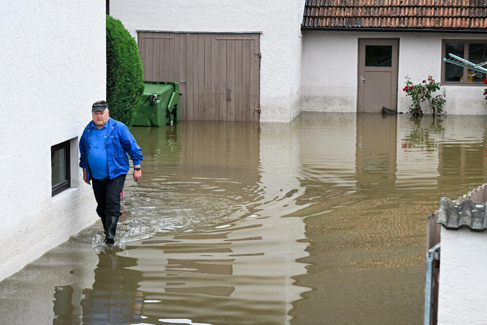 <p>U Rudersbergu voda je nosila automobile, a nekoliko ih je završilo na pruzi</p>