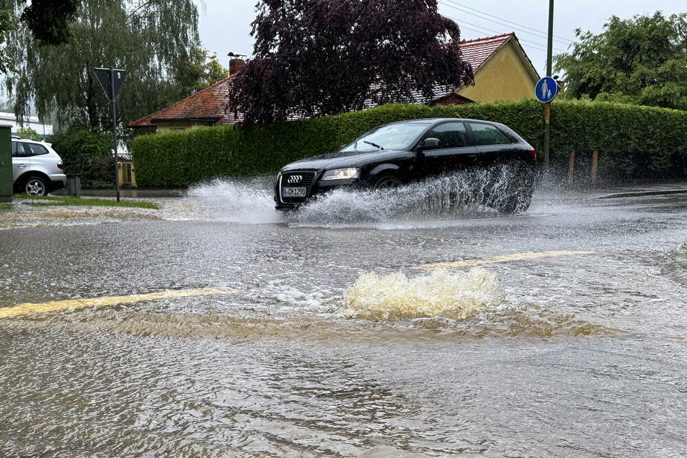 <p>U Rudersbergu voda je nosila automobile, a nekoliko ih je završilo na pruzi</p>