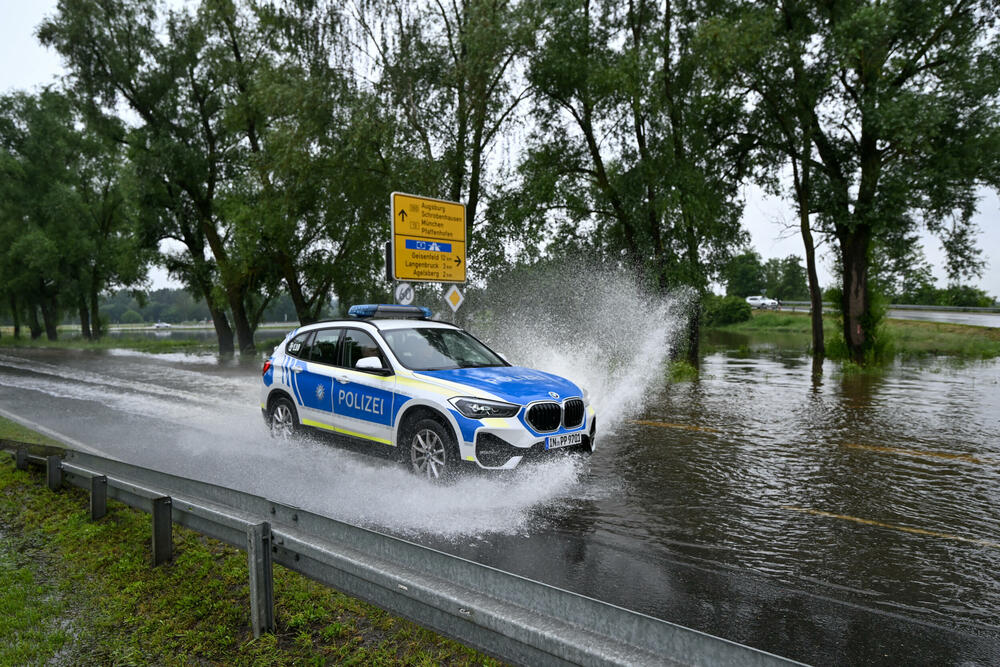 <p>U Rudersbergu voda je nosila automobile, a nekoliko ih je završilo na pruzi</p>