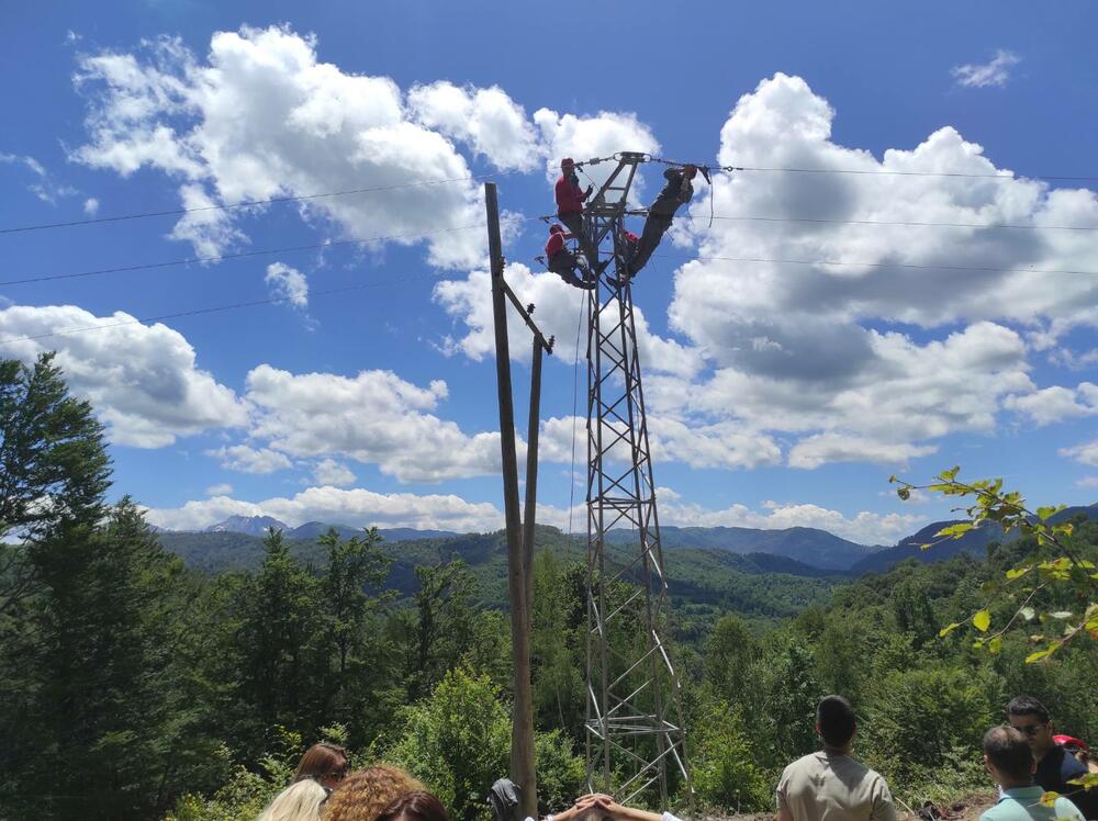 <p>"Trenutno radimo na elektro-montažnim radovima. Monteri kače opremu, španuju provodnike...", naveo je Fuštić</p>