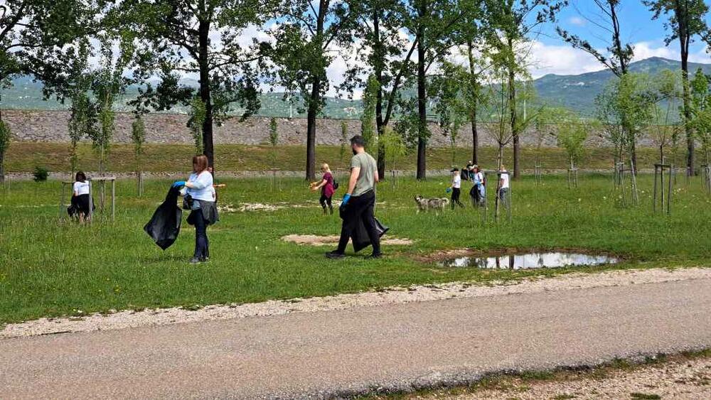 <p>U sklopu akcije, koja je organizovana u okviru ekološke kampanje „Naš grad naš od(b)raz“ očišćena je plaža, park u topolama, kao i prostor gdje se održava “Lake fest”</p>