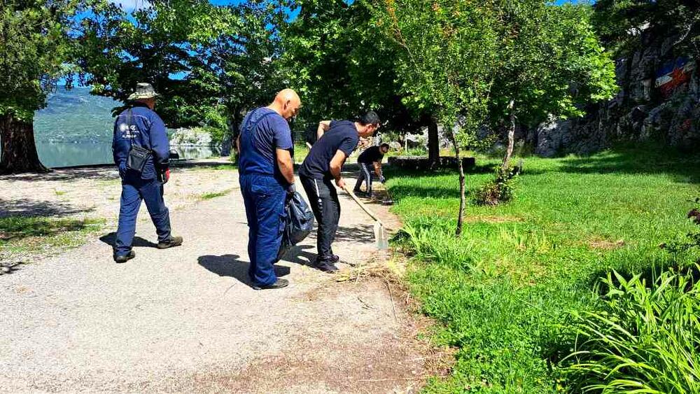 <p>U sklopu akcije, koja je organizovana u okviru ekološke kampanje „Naš grad naš od(b)raz“ očišćena je plaža, park u topolama, kao i prostor gdje se održava “Lake fest”</p>