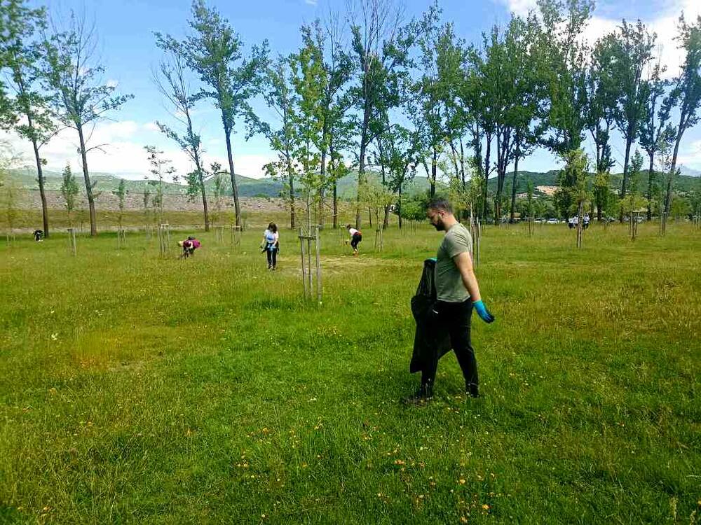 <p>U sklopu akcije, koja je organizovana u okviru ekološke kampanje „Naš grad naš od(b)raz“ očišćena je plaža, park u topolama, kao i prostor gdje se održava “Lake fest”</p>