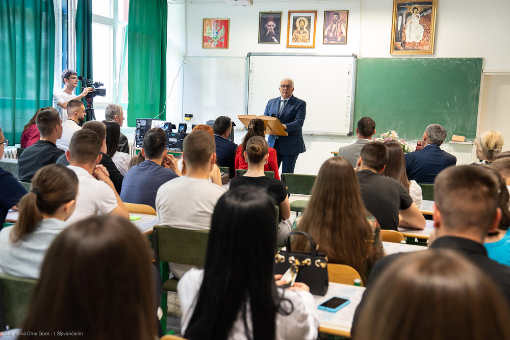 <p>"Nakon kraćeg obilaska škole, predsjednik Mandić je razgovarao sa članovima Đačkog parlamenta i odgovarao na njihova pitanja vezana za parlamentarizam, demokratiju i politički život u Crnoj Gori"</p>