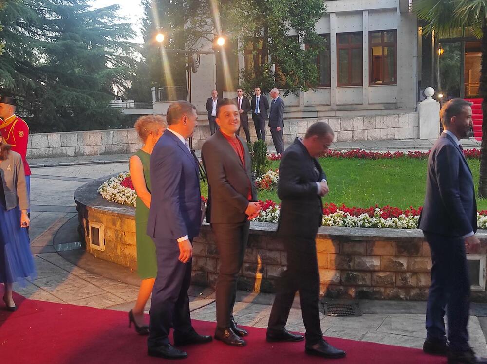 <p>Goste dočekuju potpredsjednik Vlade Aleksa Bečić i ministri Ivanović i Krapović</p>„></p>



<figure class=