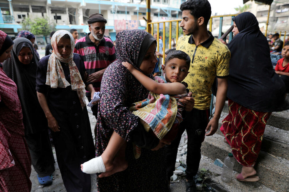 Palestinci na mjestu izraelskog napada na kompleks škole, Foto: Rojters