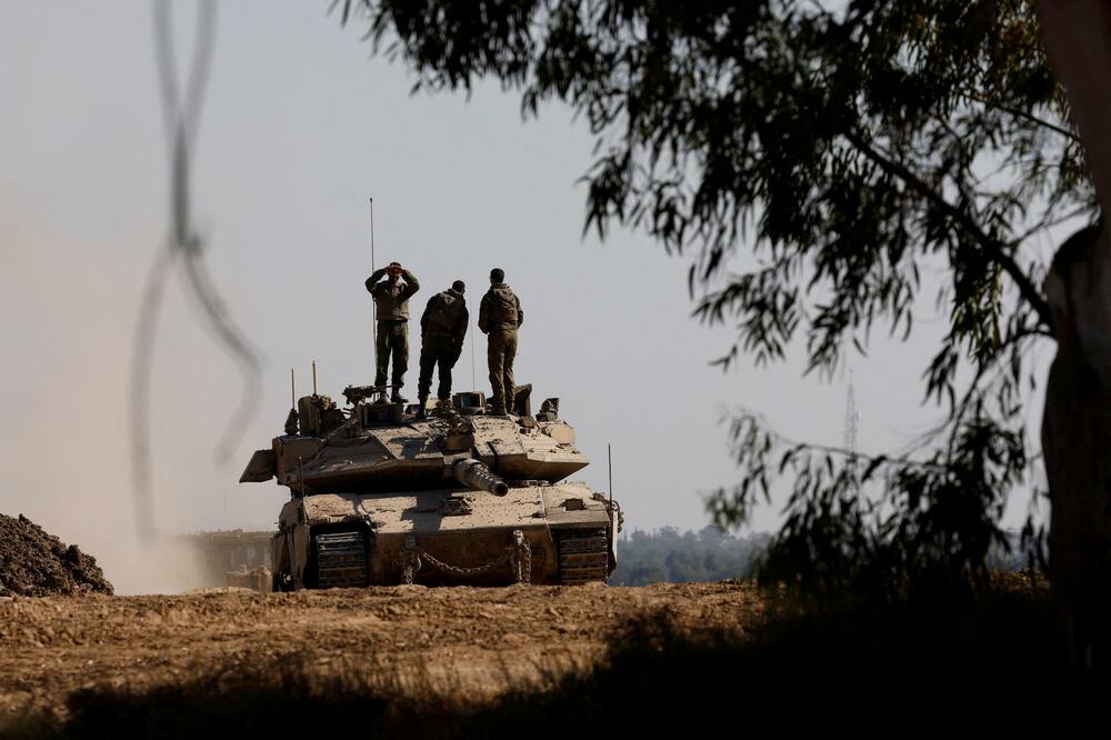 Izraelski vojnici na tenku u blizini granice sa Egiptom, Foto: REUTERS