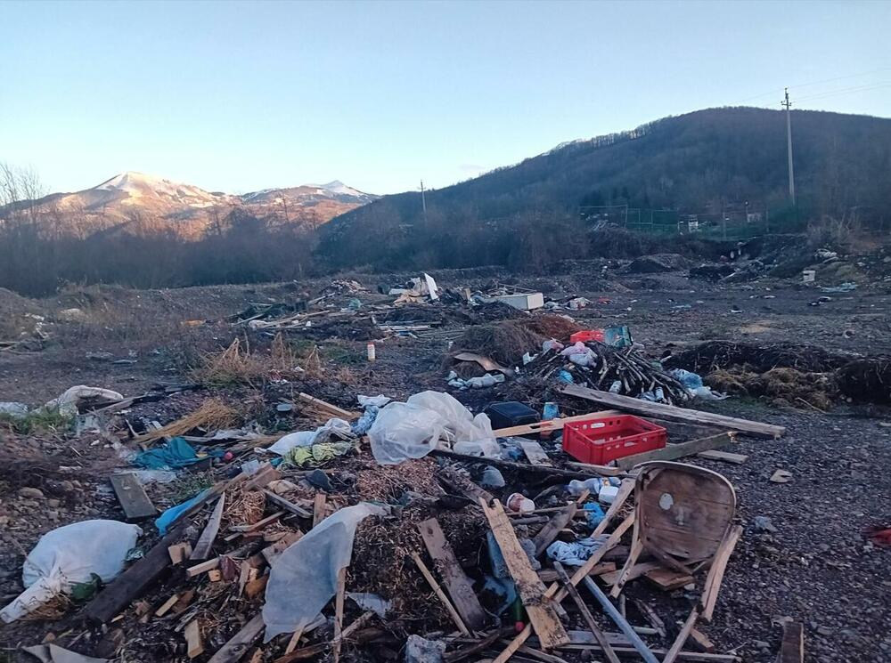 <p>"Na ovaj način pored smanjenja broja divljih deponija na teritoriji Mojkovca, očuvalo se šumsko zemljište, potoci, vodoizvorišta, i rijeka Tara, kao biser Crnogorskog riječnog toka"</p>