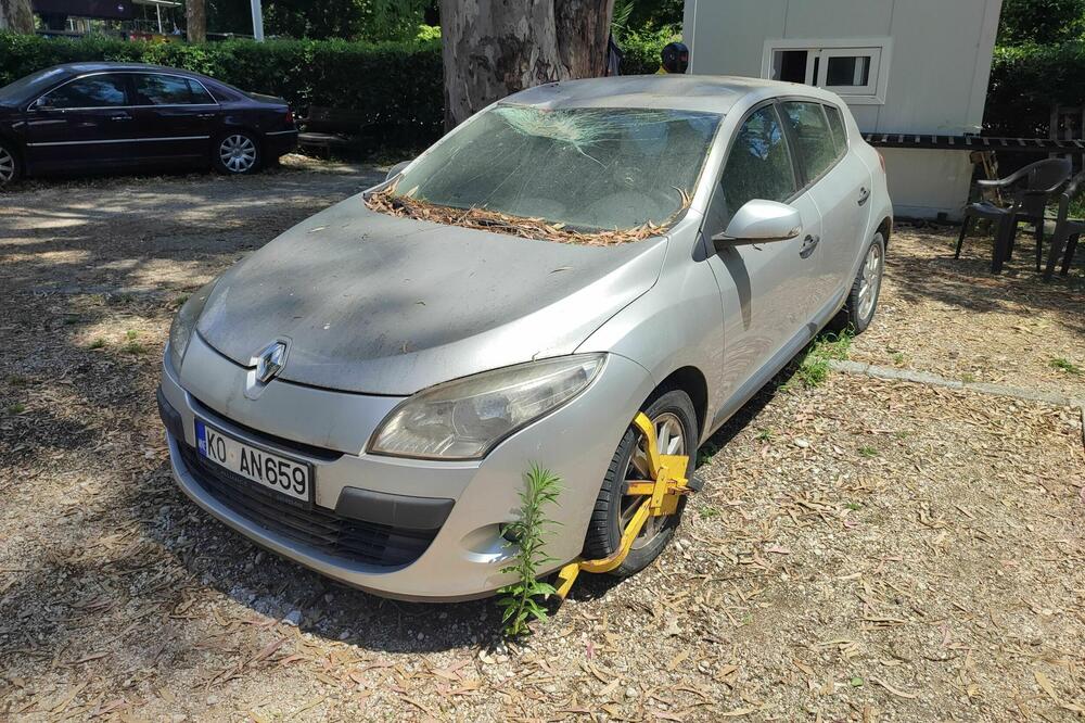 Donkovićev devastirani auto na parkingu PST, Foto: Siniša Luković