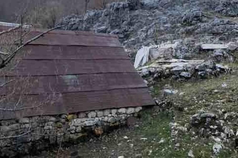 Fotografija kuće Petra Zvicera u Rokočima koju šalje Kaluđerović na Skaju, Foto: Skaj/Vijesti