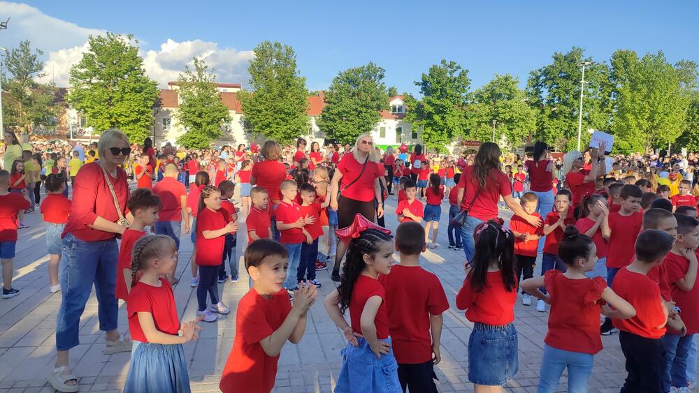 <p>Pod sloganom „Lijepo nam je u vrtiću bilo, sad nas škola poziva u krilo“, JPU „Dragan Kovačević“ je na nikšićkom Trgu slobode obilježila 74. rođendan, ali i predškolcima poželja sreću za početak škole</p>