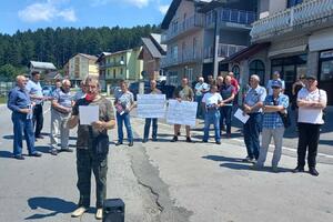 Pljevlja: Grupa građana na sat blokirala put, traže da se...