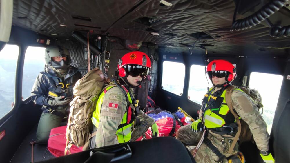 <p>"Posada helikoptera Bell 412 i spasilački tim VCG reagovali su odmah po pozivu i izveli su operaciju spašavanja na vrlo nepristupačnom terenu, na 2.400 m nadmorske visine"</p>
