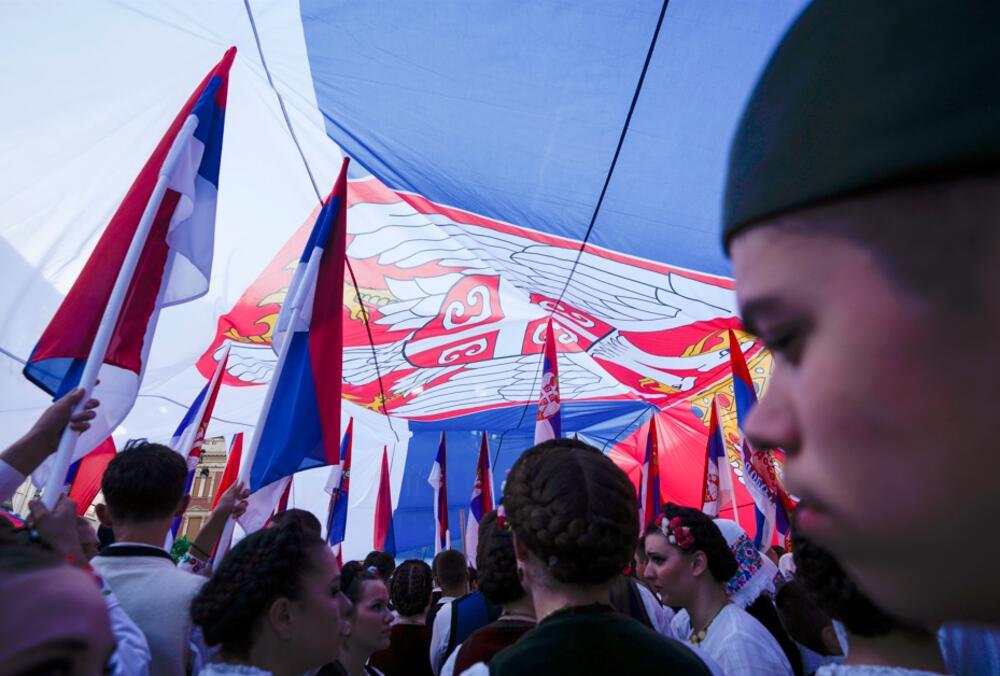 <p>Agencija piše da je " 'Svesrpski sabor' pod parolom 'Jedan narod, jedan sabor' uključio hiljade bosanskih Srba i onih koji su u srpsku prijestonicu Beograd doputovali iz susjednih zemalja, uključujući Crnu Goru i Sjevernu Makedoniju"</p>