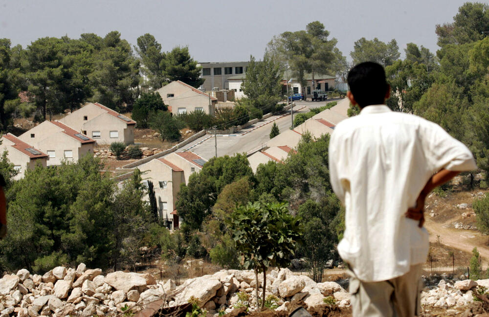 Palestinac posmatra jevrejsko naselje Kadim kod Dženina na Zapadnoj obali