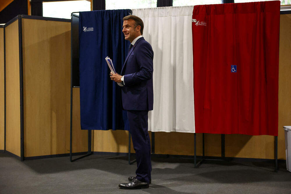 Makron ispred glasačkih kabina tokom izbora za Evropski parlament, Foto: Reuters