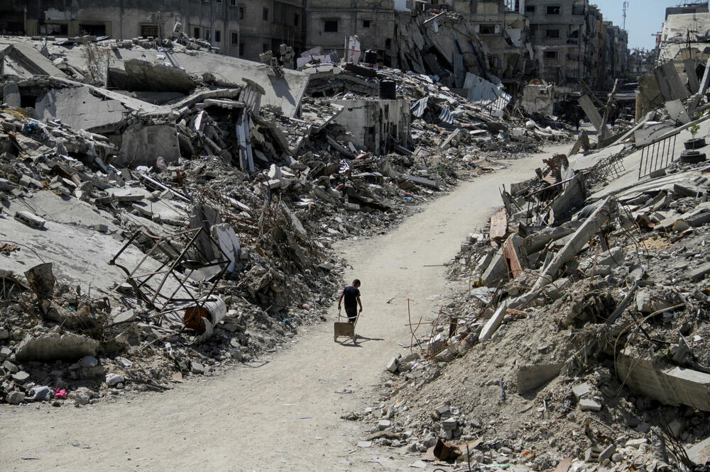 Palestinac među ruševinama na sjeveru Gaze, Foto: Reuters