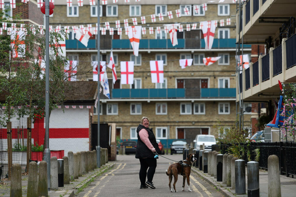 Kvart u Londonu ukrašen je engleskim zastavama uoči otvaranja Eura, Foto: Reuters