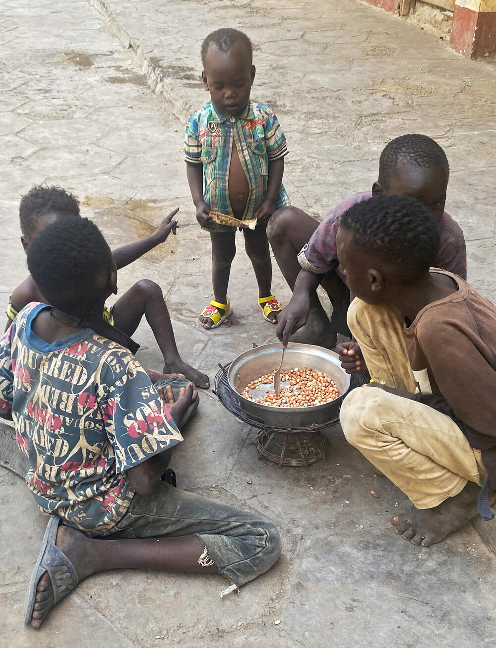 <p>Navodeći da je "veoma zainteresovan" da govori o Sudanu, šef UN-a za izbjeglice Filipo Grandi ga je nazvao "veoma zaboravljenom krizom iako je jedna od najkatastrofalnijih - ne samo u smislu raseljavanja, već i u smislu gladi, nedostatka pristupa, kršenja ljudska prava i tako dalje"</p>