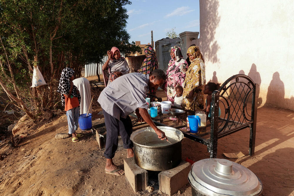 <p>Navodeći da je "veoma zainteresovan" da govori o Sudanu, šef UN-a za izbjeglice Filipo Grandi ga je nazvao "veoma zaboravljenom krizom iako je jedna od najkatastrofalnijih - ne samo u smislu raseljavanja, već i u smislu gladi, nedostatka pristupa, kršenja ljudska prava i tako dalje"</p>