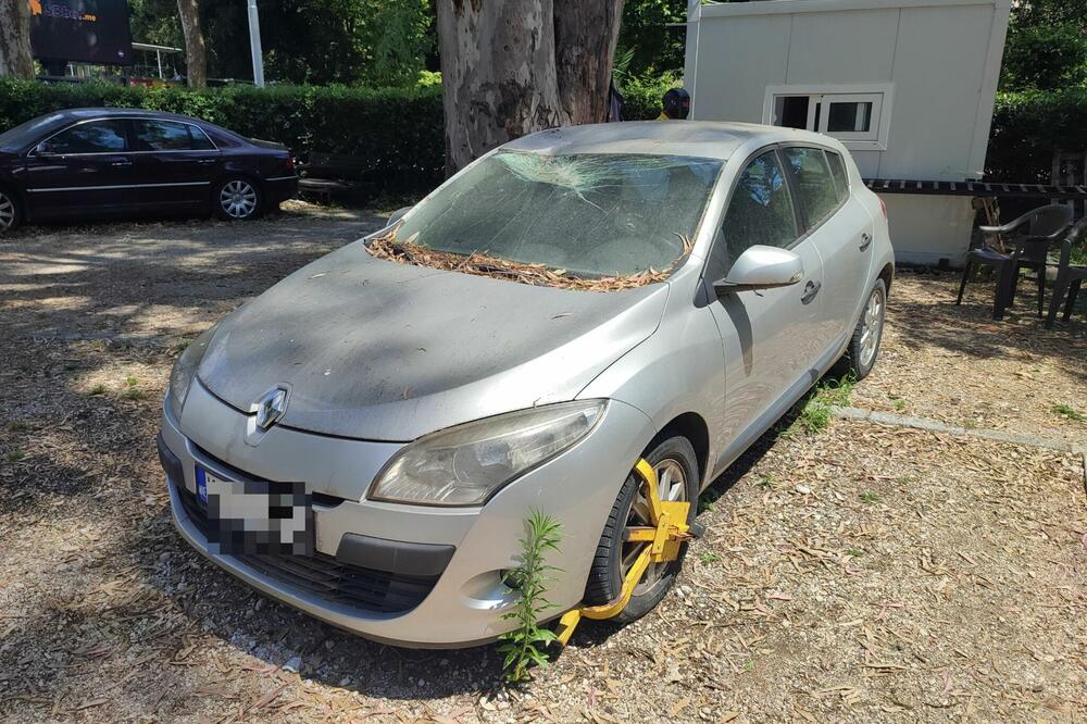 Donkovićev devastirani auto na parkingu, Foto: Siniša Luković