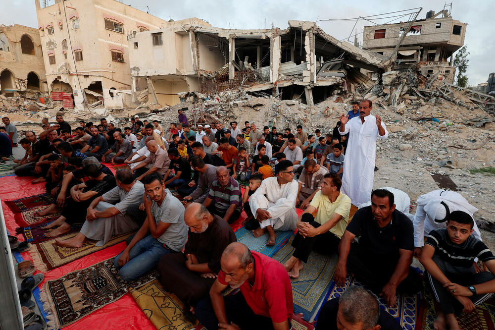 Bajram u Gazi: Među ruševinama, hrana iz humanitarne pomoći,...