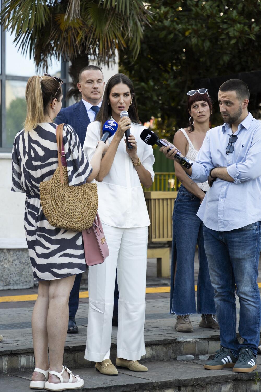 <p>NVO "Sistem" i udruženje Psihoaktiv organizovali protest na Trgu nezavisnosti</p>