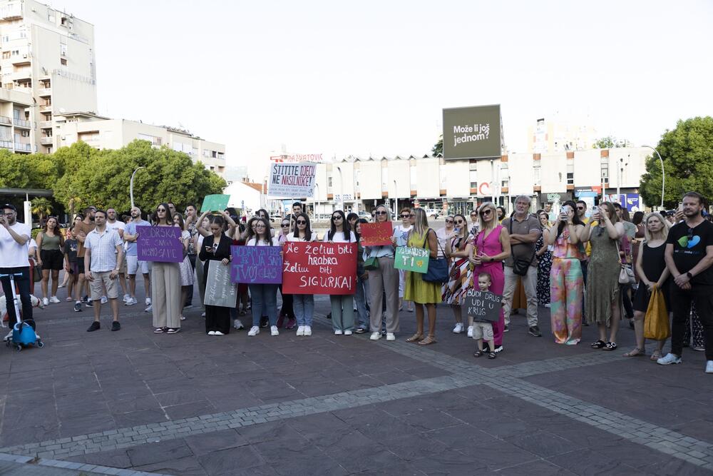 <p>NVO "Sistem" i udruženje Psihoaktiv organizovali protest na Trgu nezavisnosti</p>