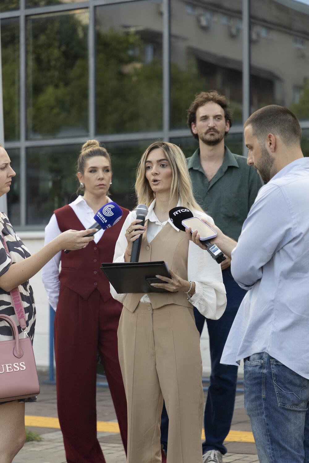 <p>NVO "Sistem" i udruženje Psihoaktiv organizovali protest na Trgu nezavisnosti</p>